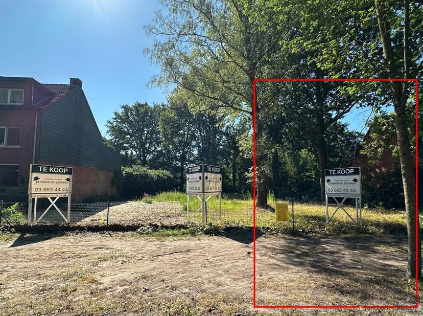 Droomt u ervan uw eigen woning te bouwen in het groene Brasschaat? Op deze bouwgrond van 600m² in de Hoge Kaart krijgt u de kans om een thuis te creër