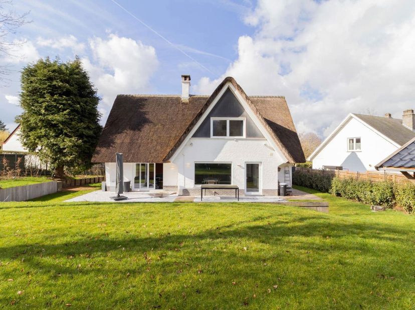 Dans un quartier résidentiel, entre la British School et l'École Américaine, villa MEUBLEE de 3 chambres à Moorsel, avec double garage.<br />
Elle se