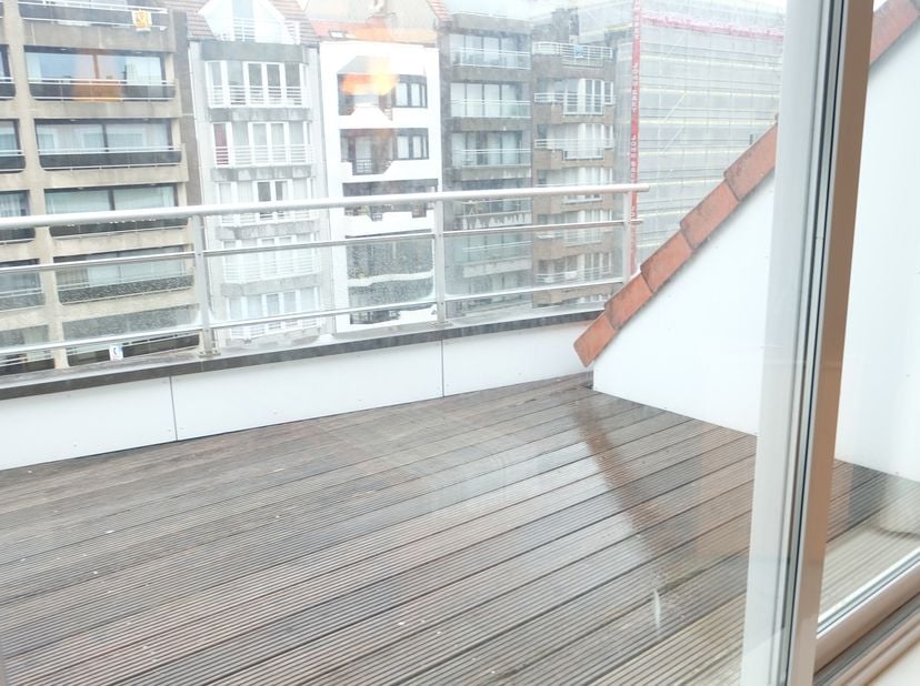 Op een uitstekende locatie in Knokke-Heist, op wandelafstand van zowel de zee als diverse winkels, bevindt zich dit prachtig gemeubeld dakappartement