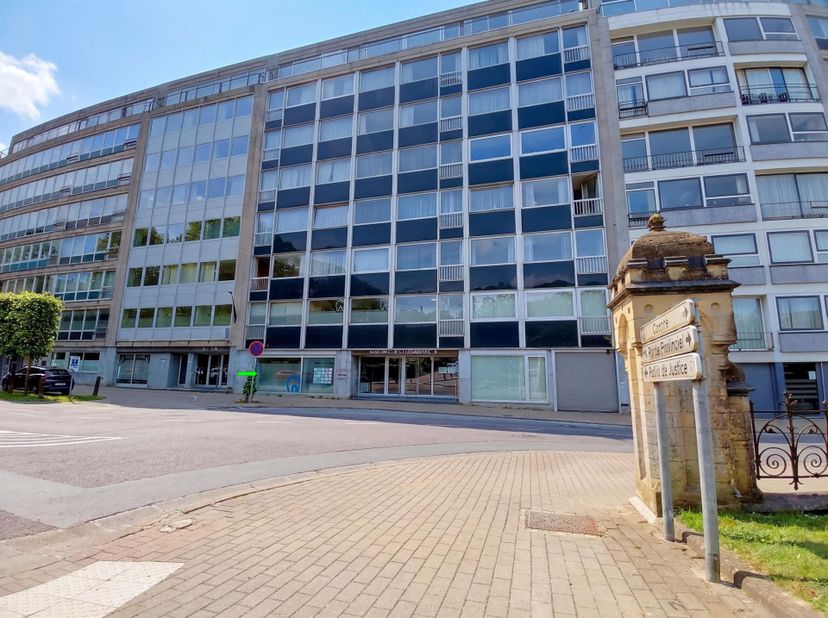 W Immobilière vous propose à la vente un bureau transformable en appartement  idéalement situé au rez-de-chaussée, à proximité immédiate du centre-vil