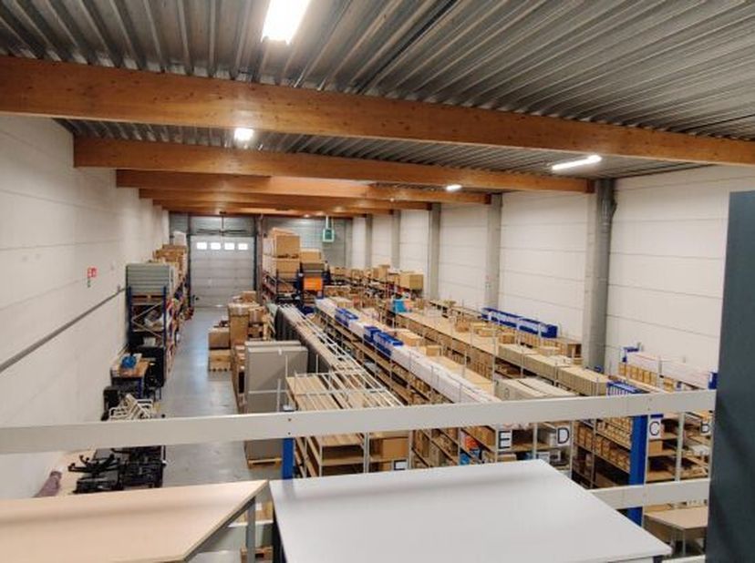 Kantoorruimtes enmagazijn- of archiefruimte te huuraan de Prins Boudewijnlaan in Kontich. De site is gelegen in een zone voor kmo's en ambachtelijke b