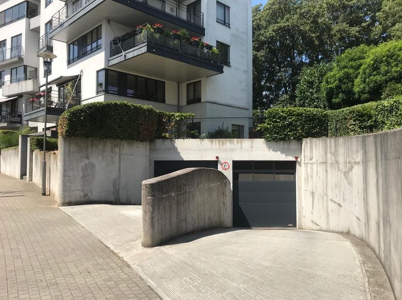 WOLUWE-SAINT-LAMBERT, au pied du Shopping de Woluwe, du centre culturel Wolubilis et de la station de Métro Roodebeek, emplacement de PARKING situé en