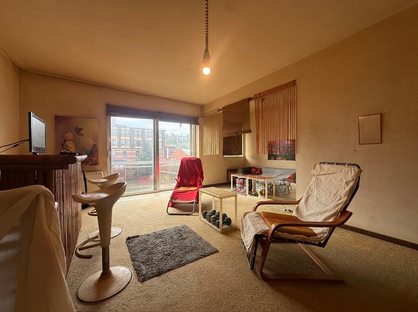 NAMUR, op een steenworp afstand van het centrum, het Sint-Elisabethziekenhuis en diverse voorzieningen, te renoveren studio met terras. Deze studio be