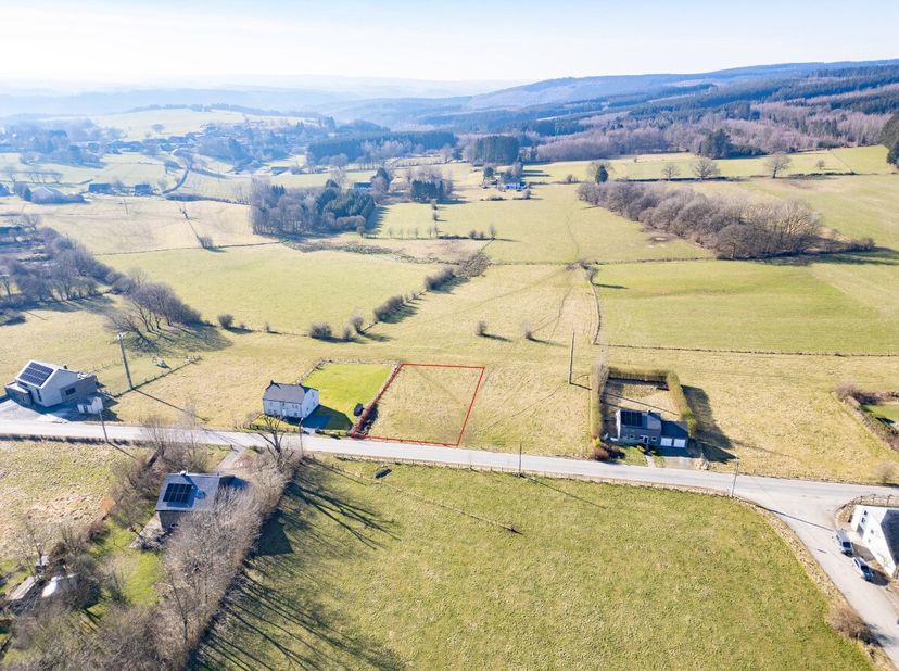 ERA B-LUX heeft het genoegen u dit prachtige, vlakke perceel van 1.154 m² aan te bieden, gelegen in Bérismenil, in de gemeente La Roche-en-Ardenne.Het