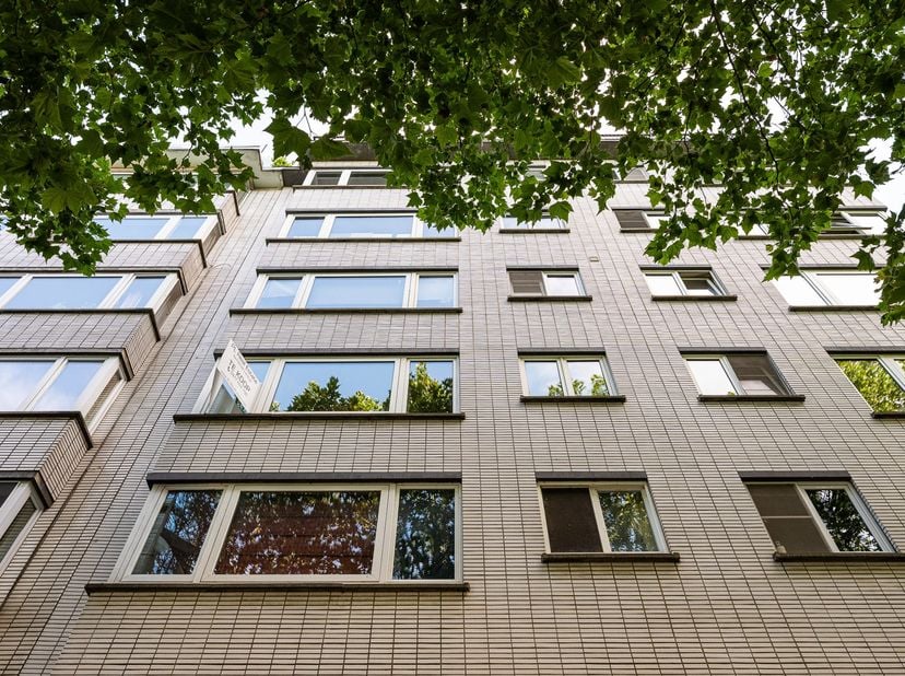 Welgelegen en verzorgd appartement met zicht op water ... en de groene verkoelende platanen typerend voor de Coupure.<br />
<br />
Ideaal voor zowel i