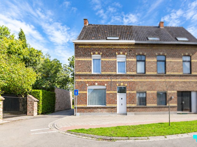 Deze charmante woning beschikt over tal van karakteristieke elementen. De woning dient gerenoveerd te worden maar kan mits renovatie een echt pareltje