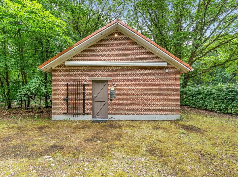 Dit sfeervolle, pittoreske horecapandje bevindt zich aan de Boslaan in Lanklaar, midden in een prachtig natuurgebied, vlakbij de Mechelse Heide en de