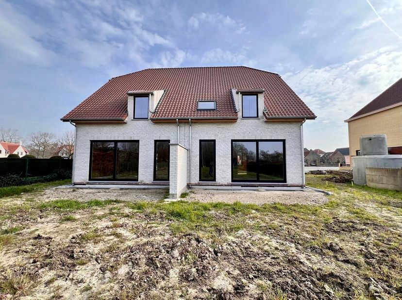 Binnenkort in uw energiezuinige thuis onder de kerktoren van Lapscheure wonen? <br />
De afwerking kan momenteel nog naar eigen wensen gekozen worden.
