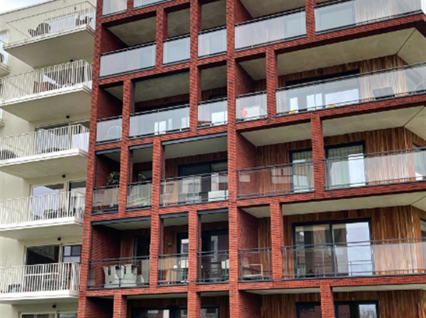 Mooi gelegen appartement met zicht op de Leie.  Topligging.  Inkom, ruime living met open ingerichte keuken, groot terras, wasplaats, toilet, badkamer