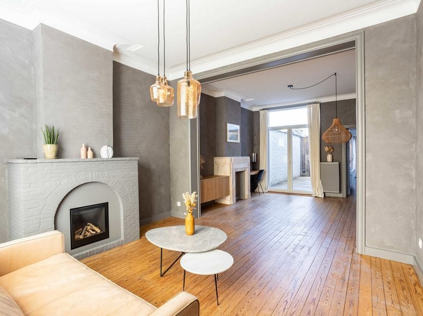 In één van de mooiste en meest gegeerde straten van Ronse bevindt zich deze prachtige art-deco herenwoning ontworpen door architect Lagache en gebouwd