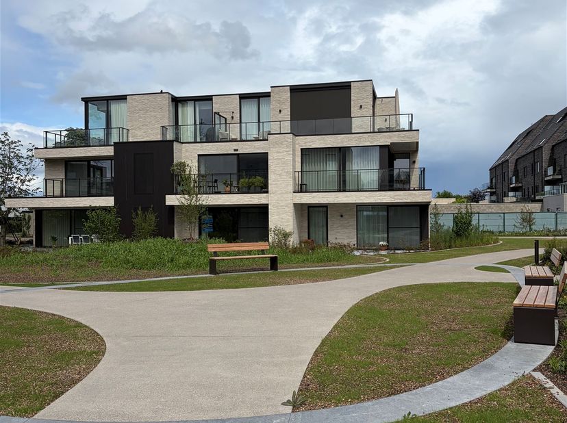Prachtig nieuw appartement te huur in een gloednieuwe residentie vol rustgevend groen te Lochristi! Het appartement wordt betreden langs een ruime ink