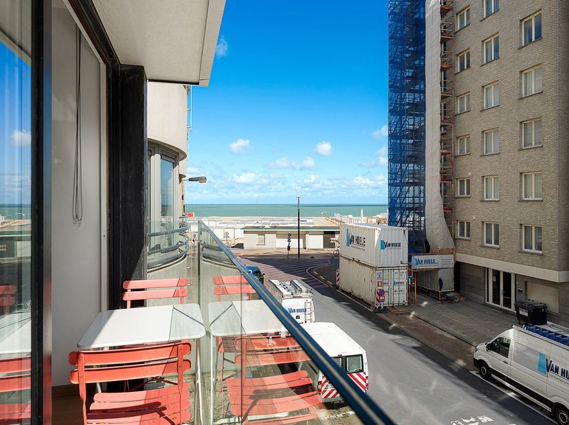 Agréable appartement de vacances prêt à l’emploi, offrant une belle vue latérale sur mer, situé à seulement 30 mètres de la Digue dans une large rue l