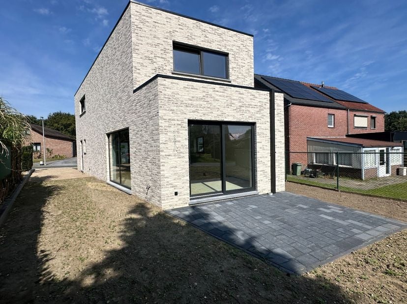 Deze vrijstaande woning (CASCO +) is een moderne gezinswoning gelegen langs een rustige straat, vlakbij scholen, winkels, openbaar vervoer en autosnel