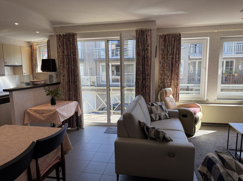 Appartement op een rustige ligging vlakbij de Markt en het centrum van Wenduine in een kleinschalig gebouw. Dit ruim appartement op de eerste verdiepi