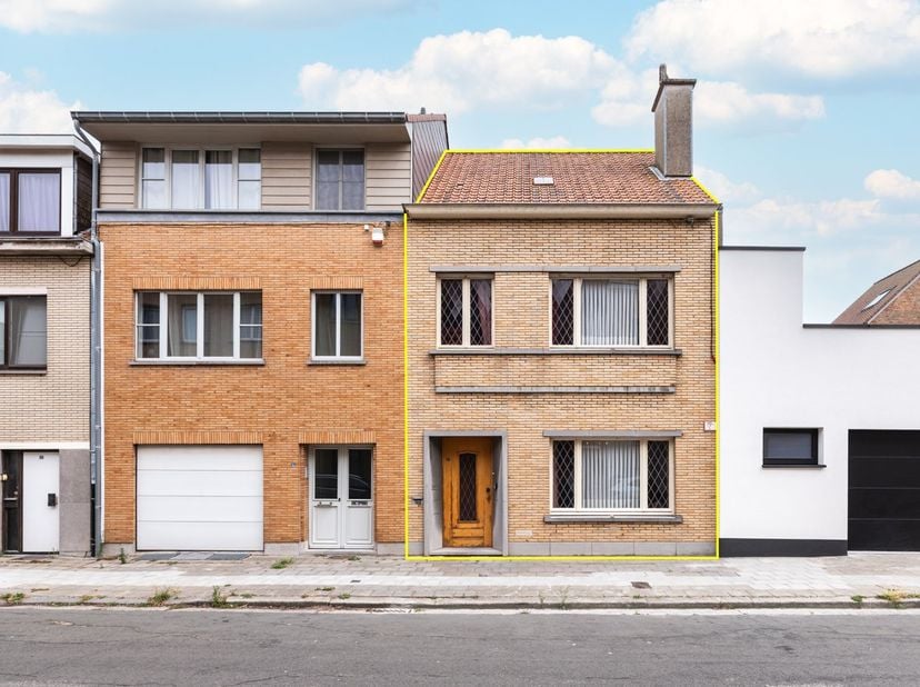 In de Werktuigkundigenstraat te Oostende vindt u deze te renoveren woning met tal van mogelijkheden.<br />
<br />
Op het gelijkvloers bevindt de inkom