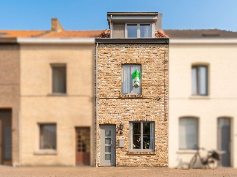 Op zoek naar een instapklare woning met 4 slaapkamers te koop in Blankenberge? Deze charmante rijwoning in de rustige Charles Huysstraat combineert ee