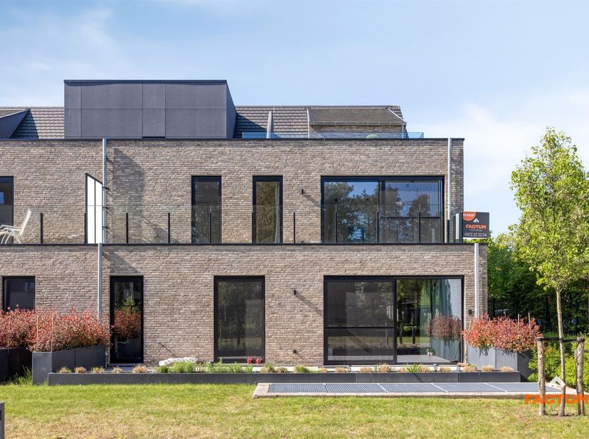 Instapklaar, energiezuinig appartement (bouwjaar 2023) met 1 slaapkamer, gelegen op een toplocatie aan het Stationsplein in Rijmenam.<br />
Dit moder