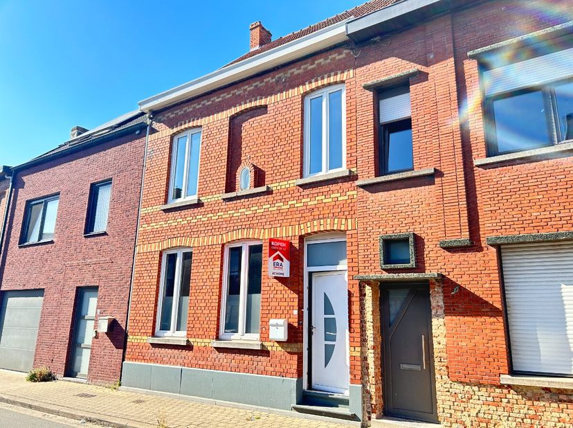 [[ DIT PAND NEEMT DEEL AAN DE ERA OPEN HUIZEN DAG OP 13/6 VAN 17:30 TOT 18:30 ]] Woning met 3 slaapkamers en stadstuin.Indeling:gelijkvloers: inkom, l