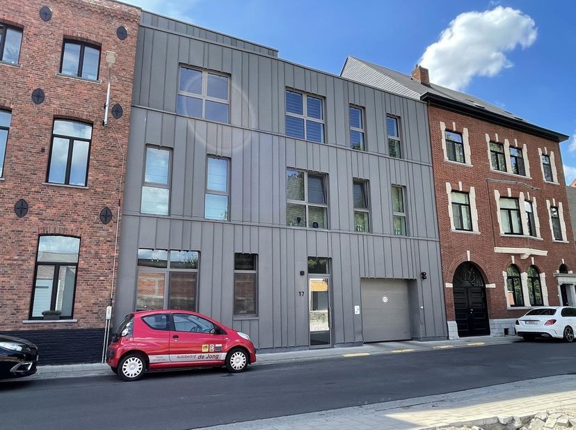Dit bijzonder leuk, verzorgd appartement is rustig gelegen op een boogscheut van de Markt van Zele, instapklaar het omvat: Inkom, woonkamer met veel l