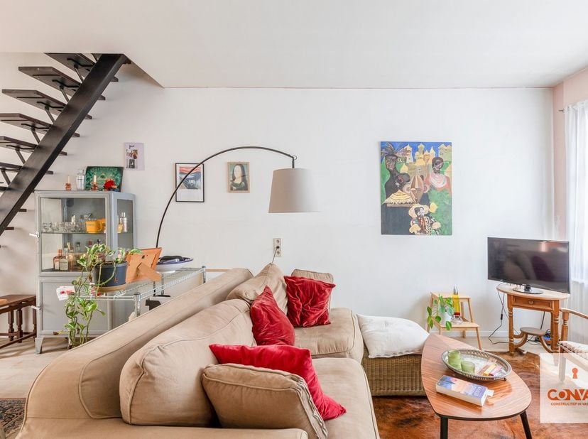 Deze woning is gelegen in een gezellige buurt met een uitstekende Mobiscore van 8,8/10. Winkels, scholen en openbaar vervoer bevinden zich in de direc