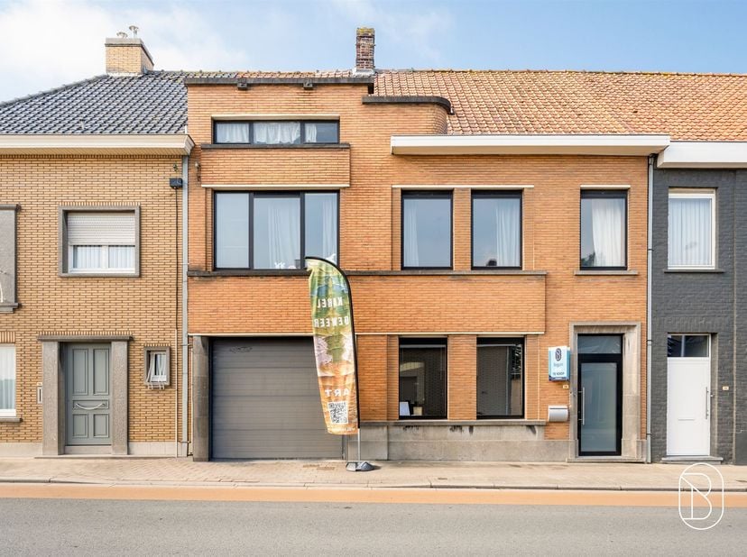 Te koop: ruime woning met atelier in Wortegem-Petegem<br />
<br />
In Wortegem-Petegem bevindt zich deze verrassend ruime woning met maar liefst 296