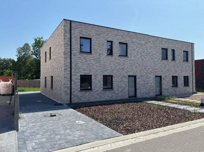 Ruime&amp;nbsp;energieneutrale&amp;nbsp;nieuwbouw nabij centrum Leopoldsburg&amp;nbsp;<br />
&amp;nbsp;<br />
In een nieuwe, rustige verkaveling, op een steenworp van