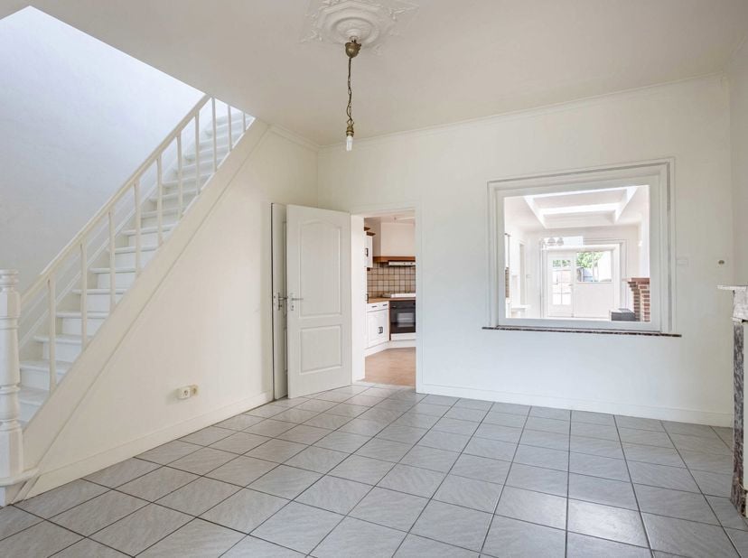 Cette maison avec jardin et terrain supplémentaire à l’arrière offre de nombreuses possibilités et constitue une excellente opportunité pour un premie