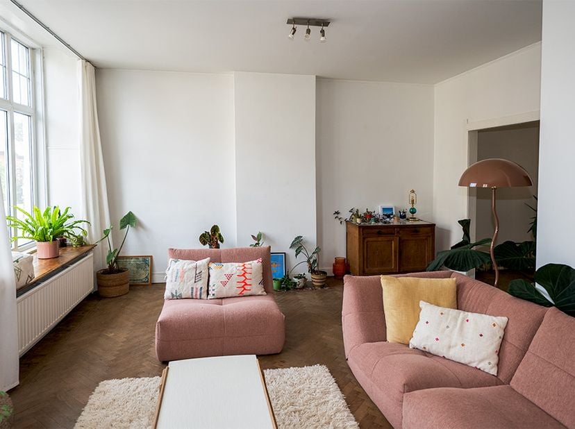 Dit duplex appartement is gelegen de 2 verdiepingen boven het kantoor. Het bevindt zich in de onmiddellijke nabijheid van het Park Den Brandt en het M