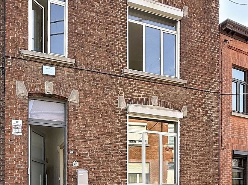Century 21 Immo Dewaele vous présente cette maison 4 chambres rénovée avec jardin exposé sud-ouest. A proximité du centre et de ses commodités, elle s