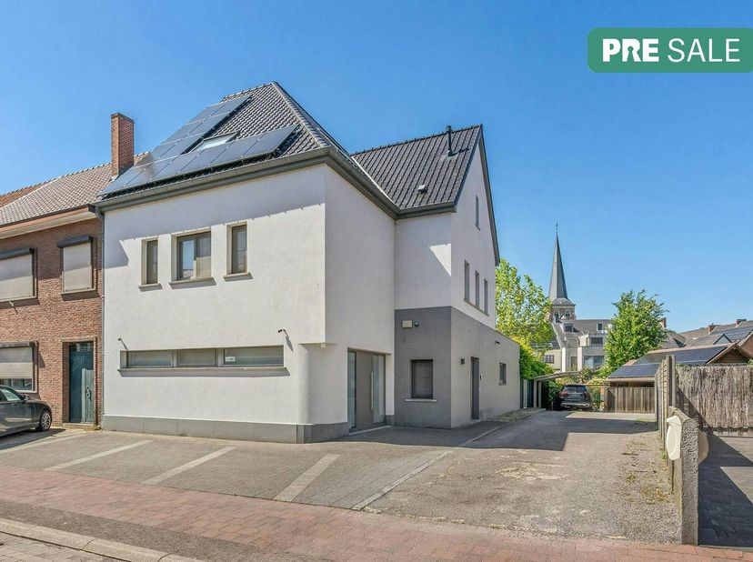 Op het gelijkvloers beschikt de woning over een kantoor- of praktijkruimte met een aparte ingang, ideaal voor wie wonen en werken wil combineren. Verd