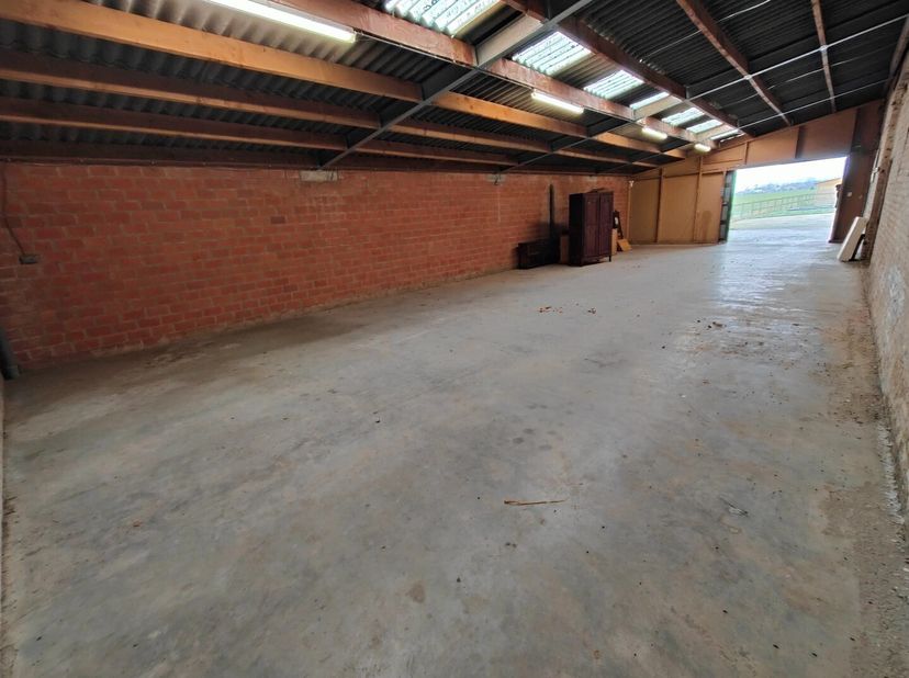 Opbergplaats (135m²)  op de verbindingsweg Pittem - Meulebeke met alle nodige voorzieningen.<br />
Overdekte staanplaats: 7,45m breed - 6,5m diep<br /