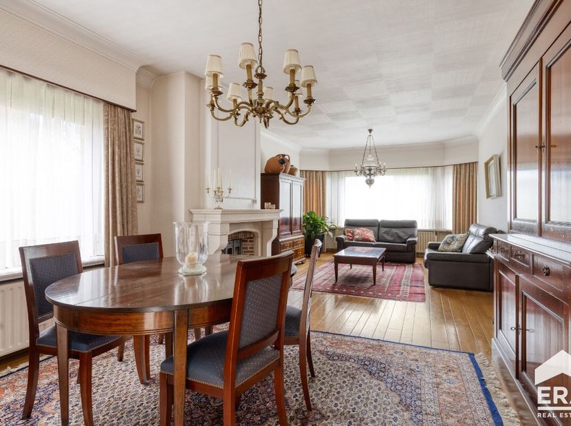 Charmante gezinswoning met 3 slaapkamers. Bent u op zoek naar een ruime gezinswoning met karakter, veel lichtinval en tal van mogelijkheden? Dan zal d
