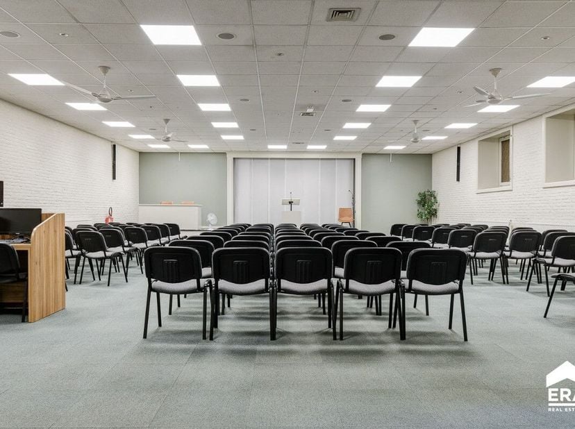 Deze multifunctionele ruimte is gelegen op wandelafstand van Genk-centrum. Dit pand werd eerder gebruikt als auditorium/vergaderruimte en kan naar eig