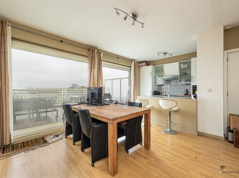 Dans une rue calme proche du centre de Hoevenen, vous trouverez cet appartement bien entretenu d'environ 60 m², où le confort et l'espace extérieur so