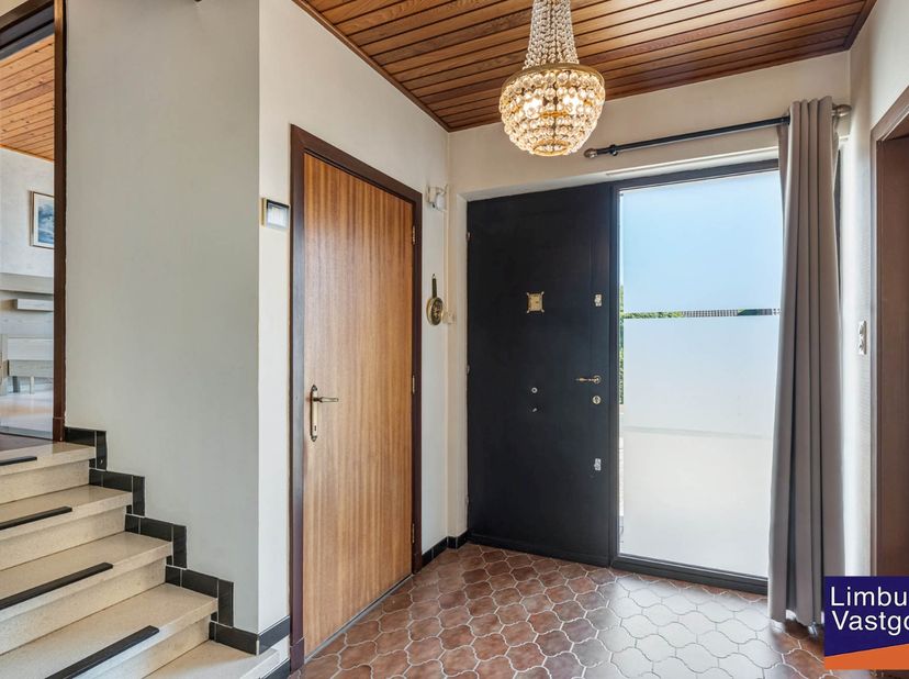 Zeer degelijke en charmevolle woning met ruime tuin op topligging te Hasselt (Kermt). De woning bevindt zich in een rustige straat, nabij domein Herke
