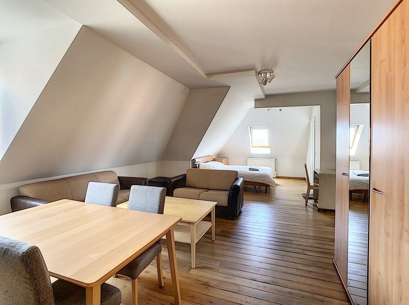 Deze studio van 50 m² (EPB-oppervlakte), gelegen in een rustige wijk van Sint-Lambrechts-Woluwe, bevindt zich op de 4e en bovenste verdieping van een