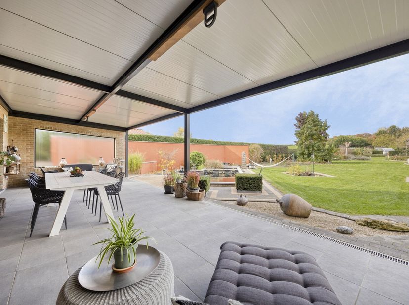 Zeer ruime villa en instapklare villa (2002 - 415 m²) met 5 kamers, 2 badkamers, dressing, garage, kelder met ontspanningsruimte, terras met pergola e