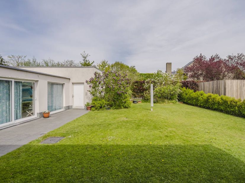 Vous recherchez une maison de plain-pied offrant de l'espace et des possibilités ? Ce bungalow à rénover situé dans le quartier populaire de Marke off