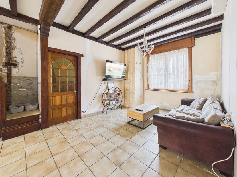 Située dans un environnement calme tout en restant à proximité immédiate du centre-ville et du parc de Mouscron, cette habitation offre un beau potent