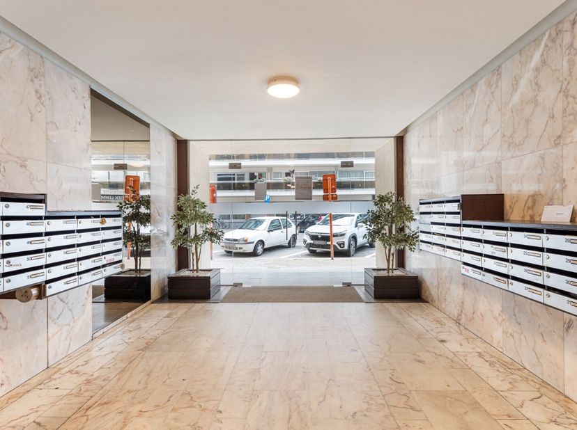 Instapklaar handels/kantoorruimte op een commerciële topligging in de gegeerde residentiele buurt Sint-Katarinawijk. Het pand is gelegen op 5 min wand