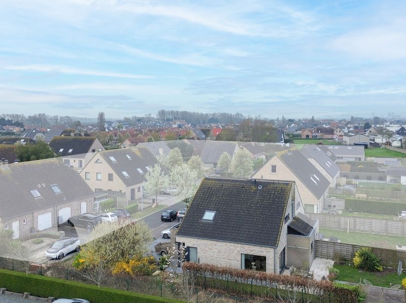 Ontdek deze verzorgde halfopen bebouwing in het gegeerde Vosseslag te De Haan, op een rustige ligging vlakbij bos en duinen. Deze woning uit 2011 bevi