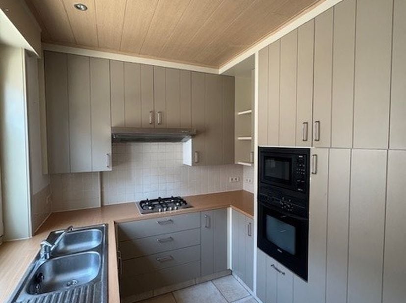 Op een rustige ligging in Brugge, aan de Hoogstuk 40, bevindt zich deze charmante burgerwoning die in 2004 grondig werd gerenoveerd. De woning combine
