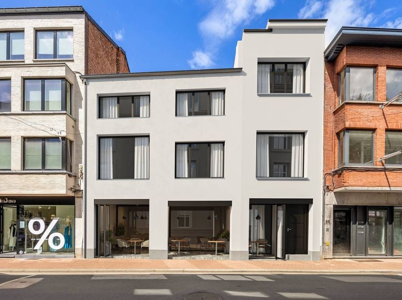 BESCHRIJVING<br />
Dit ruim handelspand (ca. 180m²) (multi-functionele invulling) is gelegen in commerciële binnenstad, in zijstraat van Hoogstraat, o