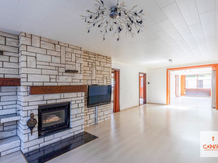 In deze rustige buurt te Wondelgem vindt u deze interessante halfopen bebouwing. Ideaal voor mensen die graag hun eigen smaak geven aan hun woning. In