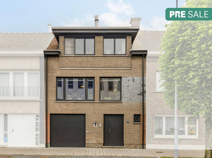 Indeling: <br />
Gelijkvloers: <br />
Inkomhal met gastentoilet - garage - wasberging <br />
slaapkamer 1 met zicht op de tuin - terras <br />
<br />