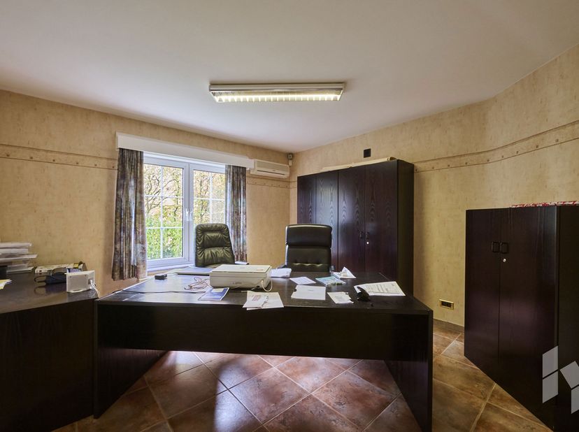 Ruime woning met drie slaapkamers en bijkamers op mooi aangelegd perceel van 12a92ca te koop in Balen. Deze mooie woning is gelegen in de Steegsebaan