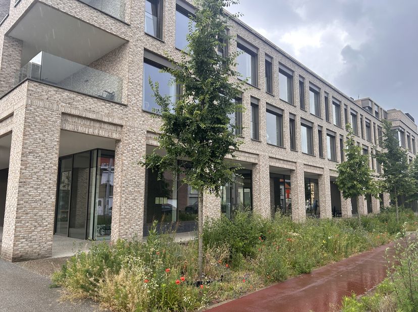Casco horecapand te huur op toplocatie in Hemiksem<br />
Op een strategische hoeklocatie aan de Heuvelstraat 184 in Hemiksem bieden wij een uitzonderl
