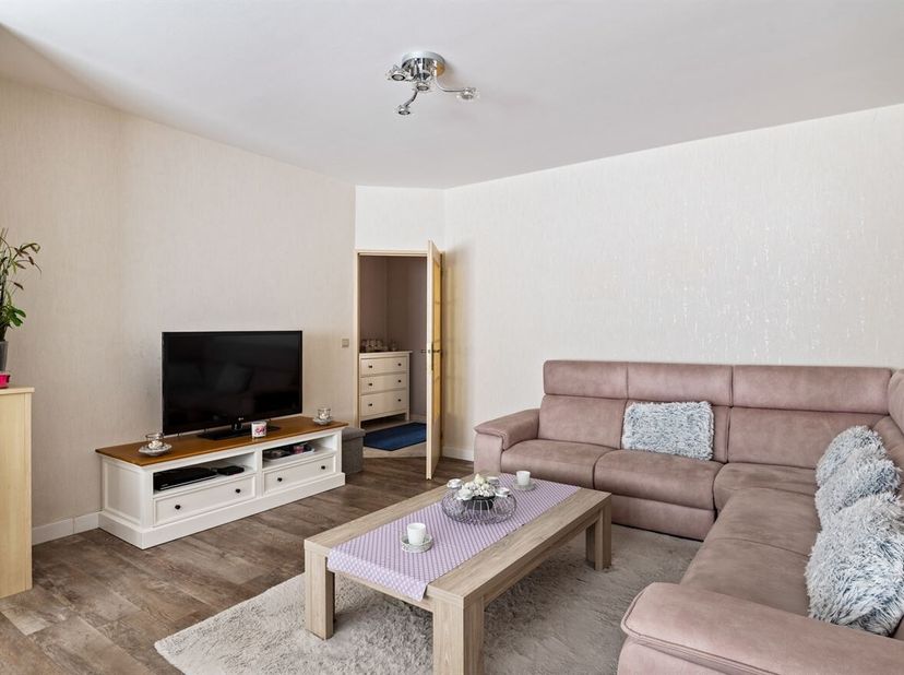 Zeer net en instapklaar gelijkvloers 2-slaapkamerappartement met koer (terras) en garagebox te huur in Schoten.<br />
Ligging: <br />
Een zeer rustige