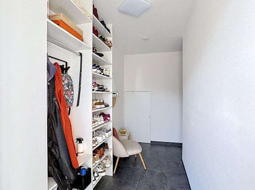 Op een vlot bereikbare locatie, nabij het centrum en de belangrijkste invalswegen, bevindt zich deze recente en perfect onderhouden woning (bouwjaar 2