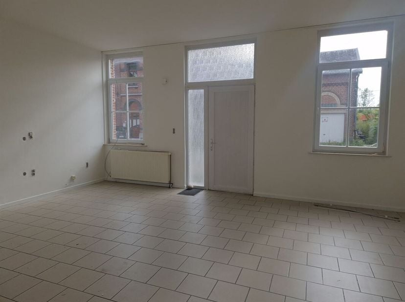 Aantrekkelijk gelijkvloers appartement (+/- 94.00m²) met overdekte parkeerplaats, gelegen in het dorp Beloeil, dicht bij alle voorzieningen.<br />
De